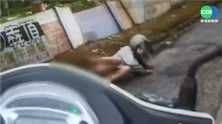 騎士違規跑給警追 還丟包摔落女友