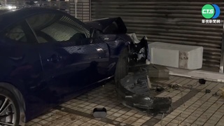 轎車失控衝撞民宅 10車遭波及.1人斷牙送醫