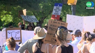 上街爭取墮胎權 美示威群眾遭汽車衝撞