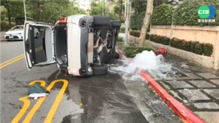 女子疑疲勞駕駛 自撞消防栓翻覆車頭全毀