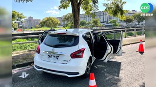 轎車自撞路樹不見駕駛! 現場留20多發子彈