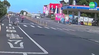 73歲嬤無照騎車突左轉 騎士煞不住狠撞