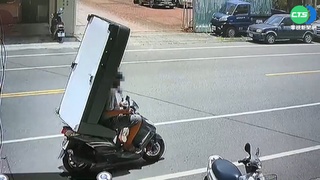 嚇! 沙發騎士街頭出沒 背頂家具沒綁繩