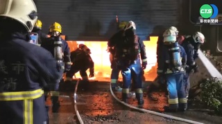 嘉義嘉樂福夜市旁大火 倉儲猛燒竄黑煙