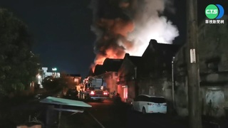 嘉義嘉樂福夜市旁大火 倉儲猛燒竄黑煙