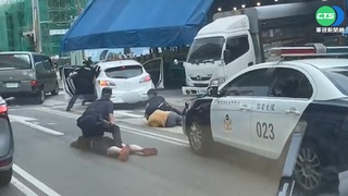 保大警當街追逐逮嫌 警棍狂毆強力壓制