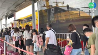 暑假首周末! 遊客衝小琉球 東琉線湧人潮