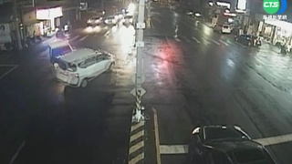 警車護送確診者撞轎車 龍鳳胎1家送醫