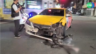 小黃擦撞休旅車 波及待轉機車.路人釀6傷