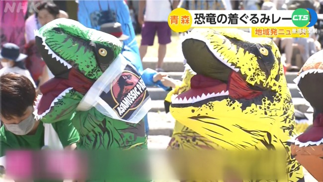 日本青森恐龍賽跑 130多隻恐龍海灘狂奔 | 華視新聞