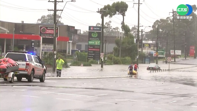澳洲雪梨豪雨水壩溢洪 驚見女子抱樹受困 | 華視新聞