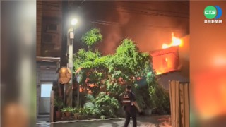 台中民宅凌晨竄火 3住戶自行架梯逃命