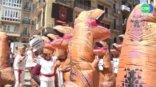 西班牙奔牛節前夕 動保人士扮恐龍抗議