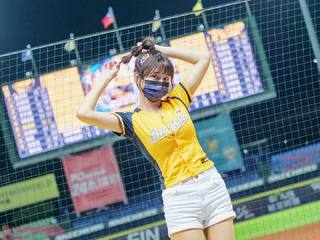 台「最正啦啦隊員」是她？網：只服峮峮啦