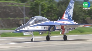 交機後首度亮相 勇鷹高教機低空衝場