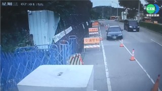 坤輿掩埋場爆衝突! 轎車撞毀自救會監視器