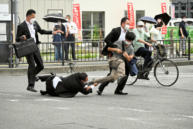 安倍晉三遭近距離槍擊！41歲槍手隨即被日本警方逮捕 | 華視新聞