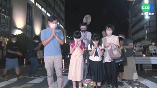 不捨安倍遇襲身亡 民眾聚集現場獻花哀悼