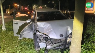 男帶槍狂飆連撞6汽機車 闖台大撞樹遭逮