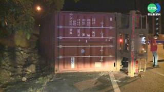 國1汐止匝道聯結車過彎翻覆 駕駛自行脫困