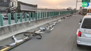 西濱鐵片掉落占車道 車流一度回堵幸未釀禍