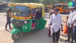 人肉聚寶盆!? 1輛嘟嘟車走出27個人