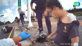 疑小貨車超車擦撞 男騎士倒地哀號