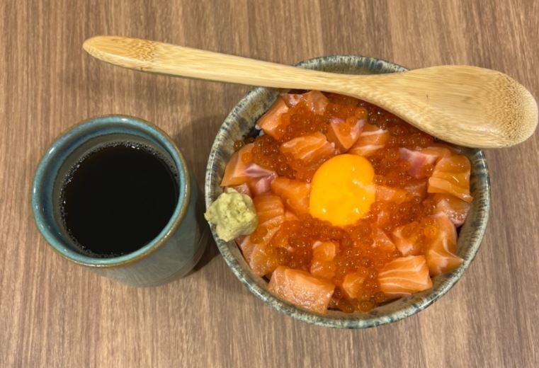 鮭魚親子丼份量小，只比味噌湯碗大一點(翻攝/臉書社團「靠北餐廳2.0」)