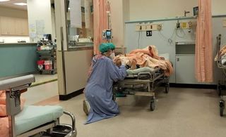 醫護「雙膝跪地」幫抽血 同行曝真相：真的辛苦了！