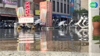 超級月亮引大潮 安平運河倒灌淹民宅