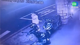 轎車突然暴衝 猛撞對向公車站3人傷