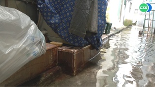 年度大潮持續 旗津海水倒灌險淹民宅