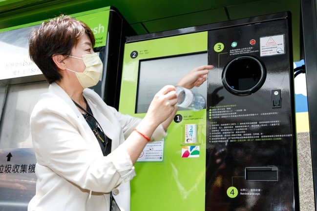 不再擔心錯過垃圾車 北市推「自動垃圾機」回收賺獎金 | 華視新聞