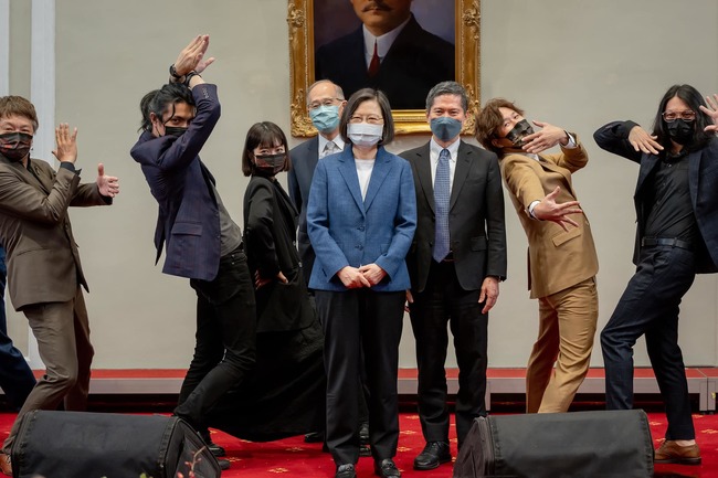 總統府接見葛萊美得獎團隊 合照讓網笑：這一定是替身攻擊 | 華視新聞