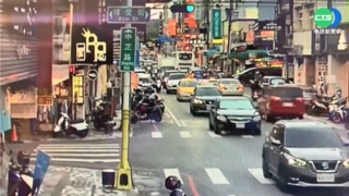 女騎士閃車遭攔下 後車男持鐵鎚要打人