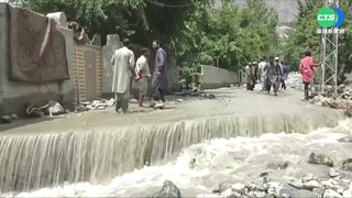 巴基斯坦雨季釀水患 民眾困河中等待救援