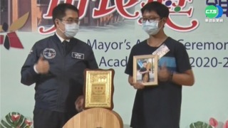 市長陪你拍笑中帶淚 哥帶照片幫病逝弟圓夢