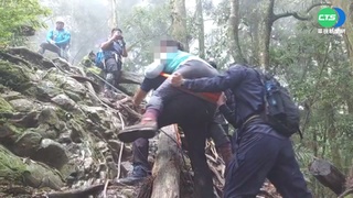 山友攀登阿里山扭傷腳 救援隊徒步揹下山