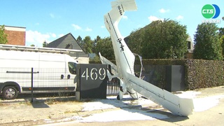 小飛機掛降落傘機頭緩墜地 駕駛幸運輕傷
