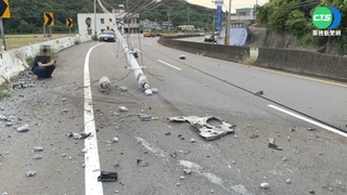 疑過彎失控撞斷電桿 後車驚險閃過