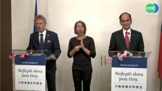 游錫堃率團回訪捷克 韋德齊親自接機