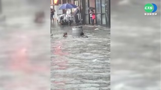 暴雨襲紐約! 兩人不顧水深犯險清溝渠