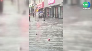 紐約連2日豪雨 地鐵站現瀑布.天坑噬車