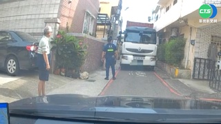 貨櫃車依導航走小巷卡住 花了40分才脫困