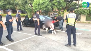 通緝犯遇攔查驚逃 警包夾噴辣椒水圍捕