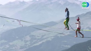 挑戰身心靈極限! 高空走繩炫技吸睛