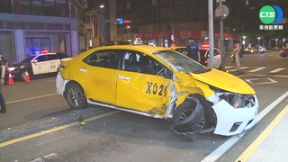 小黃違規迴轉 害廚餘車急煞碰撞再撞柱釀2傷