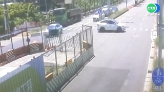 自撞現場加裝防撞桿 居民曝上橋易走錯