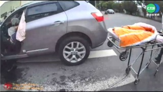 轎車自撞分隔島 車頭凹陷駕駛送醫不治