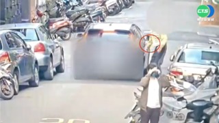 擦撞老翁被討紅包 駕駛要報警處理遭拒絕